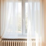 Firany i zasłony przy kaloryferze pod oknem – jak zachować ciepło i styl bez utraty efektywności ogrzewania
